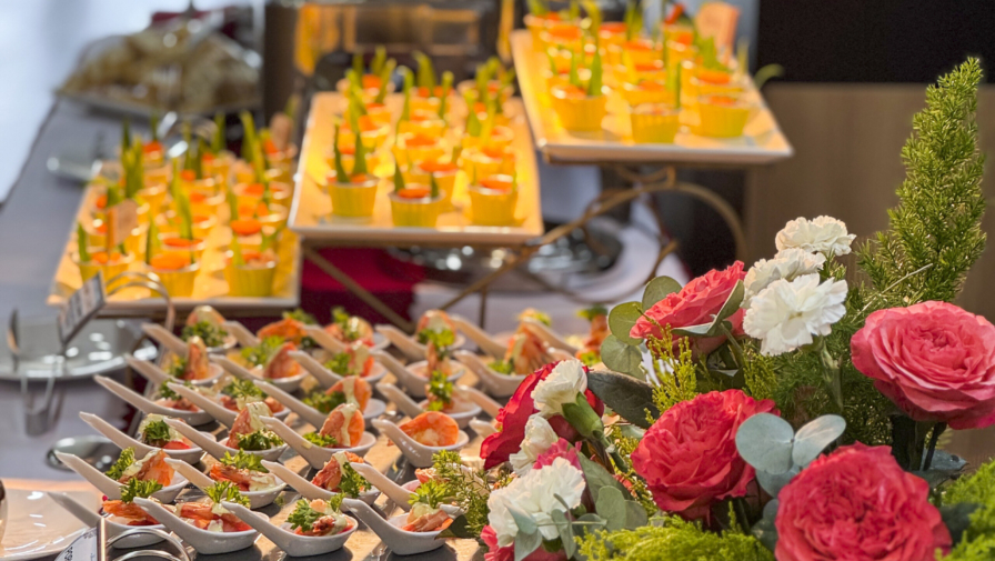 Tiệc Buffet nhỏ xinh ngay tại Văn Phòng Tiệc Buffet nhỏ xinh ngay tại Văn Phòng